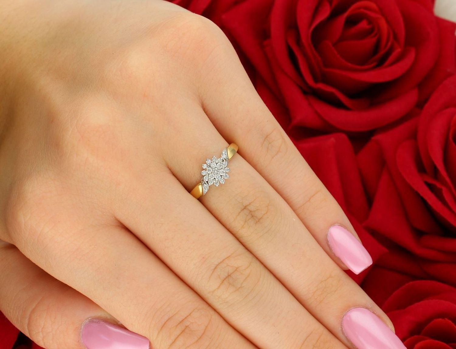 Pierścionek złoty DIAMENT białe i żółte złoto, diament.  Złoto i brylanty to wyjątkowe połączenie, które kobiety wprost uwielbiają. Pierścionek ofiarowany ukochanej kobiecie stanie się pięknym 1.jpg